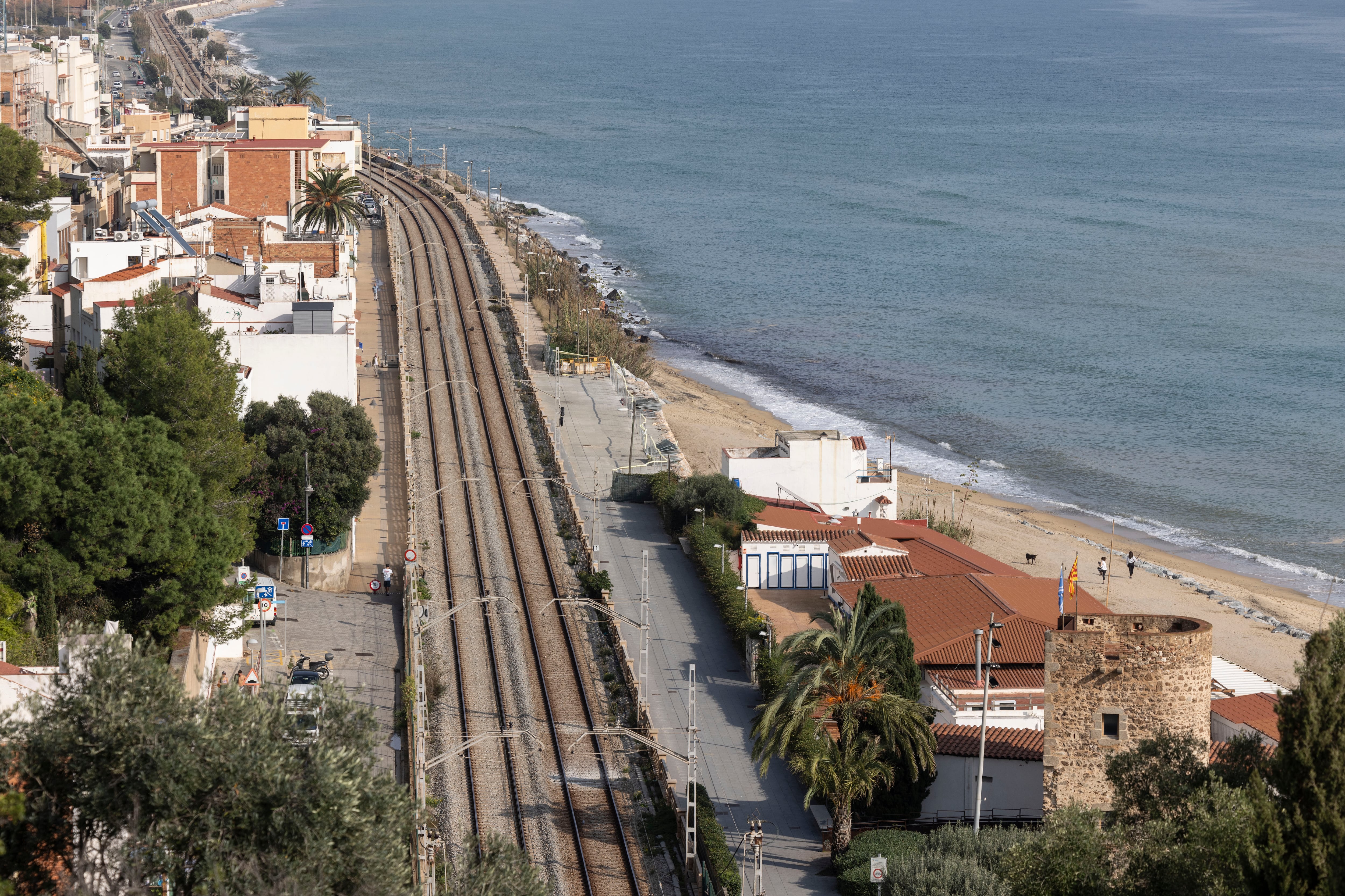 Línea del tren y edificaciones en zonas inundables de Montgat.