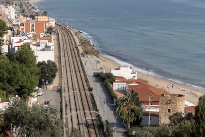 Línea del tren y edificaciones en zonas inundables de Montgat.