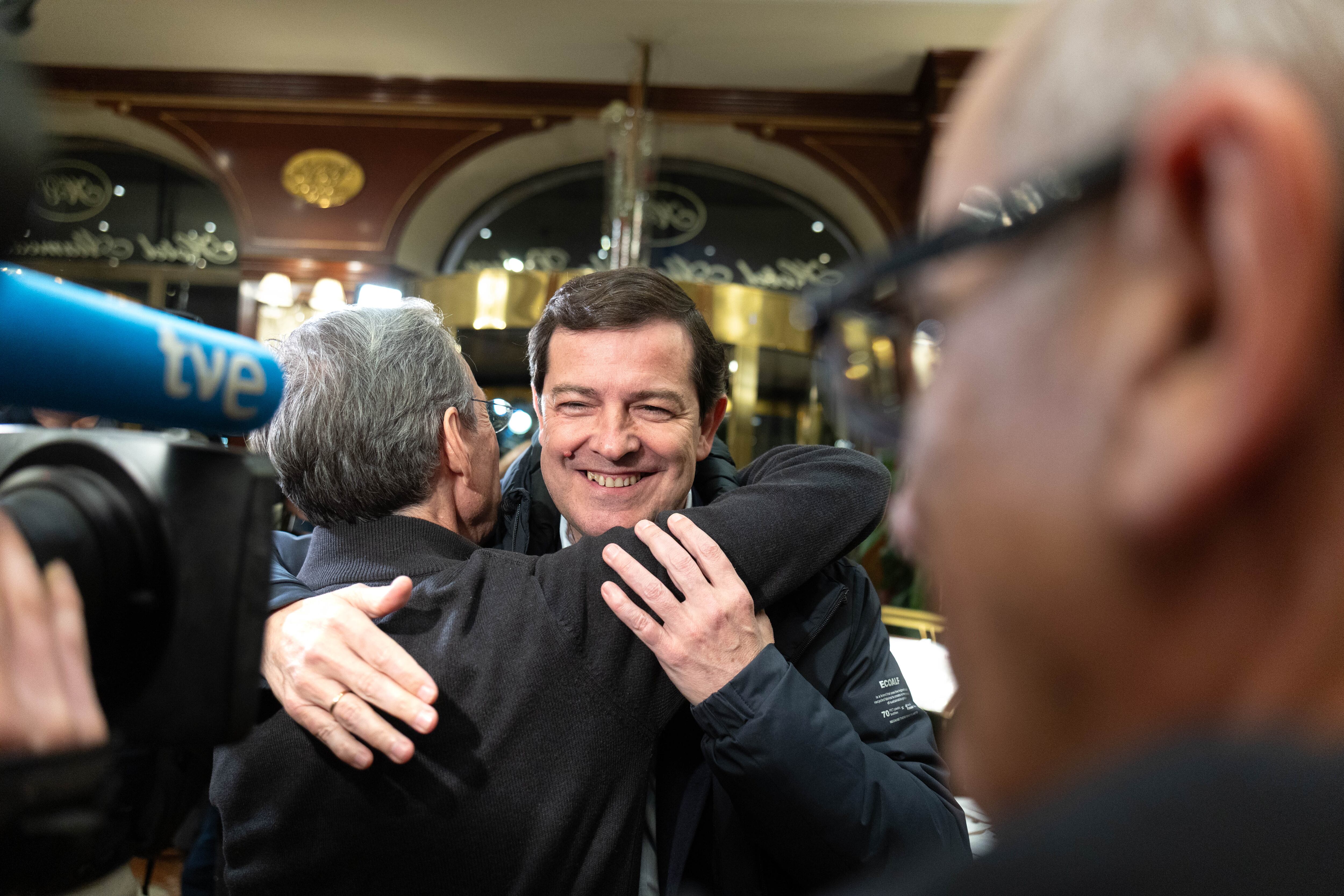 Alfonso Fernández Mañueco, felicitado a su llegada al hotel Alameda (Salamanca) para la noche electoral.