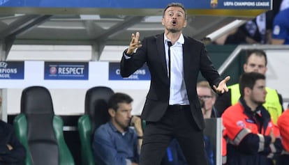 Luis Enrique, en el banquillo del Borussia Park.