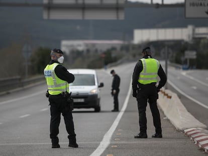 Mossos d'Esquadra en un control en Igualada.