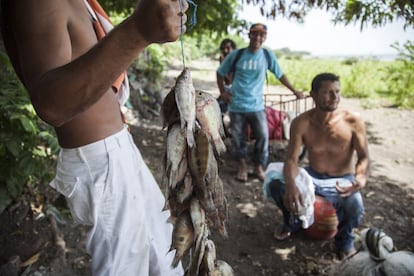 Pescadores de Moyogalpa después de su jornada. El pescado ya escasea y con el dragado del lago se estima que desaparezcan diversas especies.