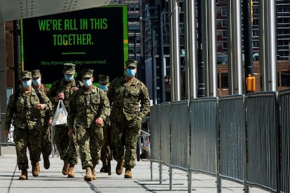 Soldados con máscaras protectoras caminan junto al centro de convenciones Jacob K. Javits, en Manhattan, en la ciudad de Nueva York, durante la crisis del coronavirus.