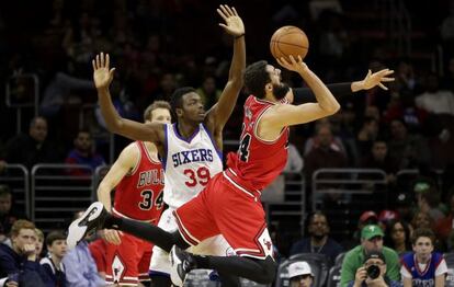 Mirotic ante Grant en el Sixers-Bulls. 