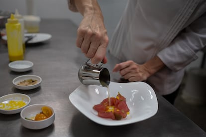 Preparación de un plato del mar, que está dedicado a la aceituna de mar, en Caracas, el 24 de julio de 2023.