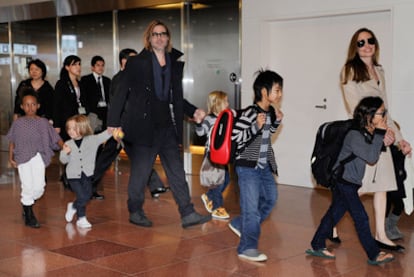 Brad Pitt y Angelina Jolie, con sus seis hijos en el aeropuerto de Tokio.