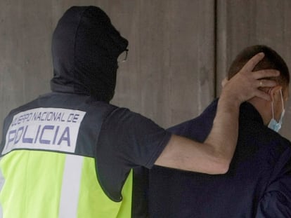 Agentes de la Policía Nacional conducen a uno de los cuatro detenidos por el homicidio de Samuel Luiz este viernes al interior de los juzgados de la Coruña.