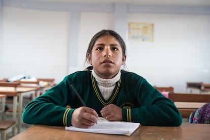 La directora de su colegio, la maestra Condori, está preocupada por su desempeño académico desde la pandemia. Sin padre, sin entorno estable, está teniendo muchas dificultades para pasar de curso. 