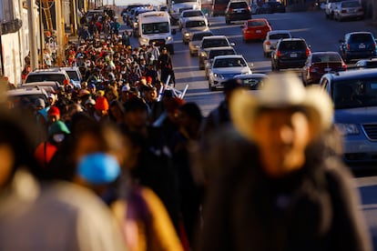 Durante las primeras horas del domingo, la afluencia de personas se multiplicó en las calles de la ciudad fronteriza. En la imagen, la caravana de migrantes camina sobre una avenida de Ciudad Juárez.