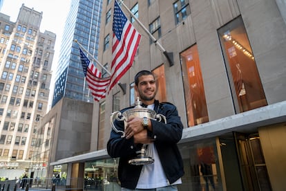 Alcaraz posa este lunes con el trofeo en el Rockefeller Center de Nueva York.