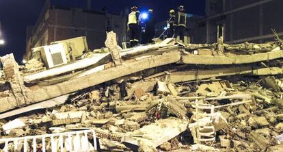 Equipos de rescate buscan entre los escombros de un edificio derribado durante los terremotos de Lorca, en mayo de 2011. 