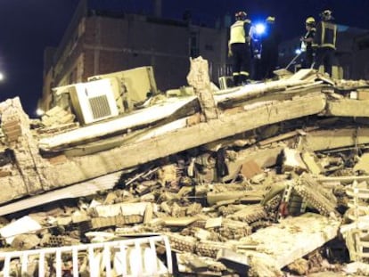 Equipos de rescate buscan entre los escombros de un edificio derribado durante los terremotos de Lorca, en mayo de 2011. 