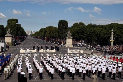 Estudiantes franceses con pancartas que dicen 'Libertad, Igualdad y Fraternidad' mientras cantan el Himno Nacional de Francia en la Plaza de la Concordia en París, Francia.