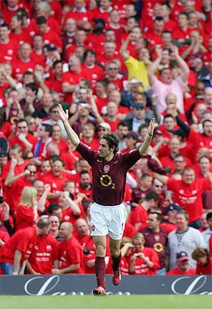 Pires, del Arsenal,  celebra un gol ante el Wigan el pasado 7 de mayo.