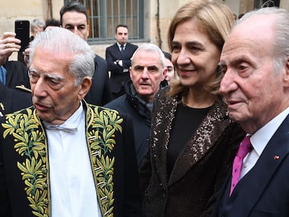 El rey emérito acompañado de su hija, la infanta Cristina, junto a Mario Vargas Llosa