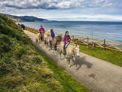 Paseo a caballo por el camino de Itsaslur, en la costa occidental de Bizkaia. 