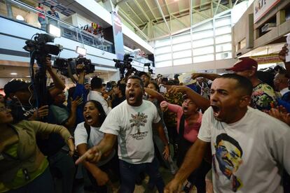 La llegada de Guaidó a Caracas se produjo a las cinco de la tarde (hora local) en un avión de la aerolínea TAP. El ambiente era de gran tensión en las instalaciones.