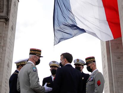 El presidente francés, Emmanuel Macron, conversa con los jefes de las fuerzas armadas en la conmemoración del fin de la II Guerra Mundial, el pasado sábado en París