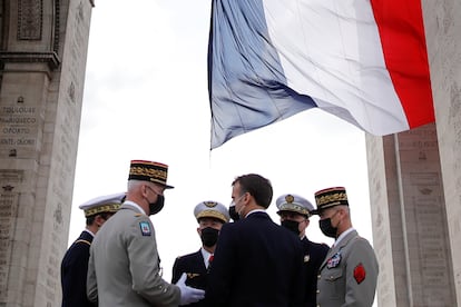 El presidente francés, Emmanuel Macron, conversa con los jefes de las fuerzas armadas en la conmemoración del fin de la II Guerra Mundial, el pasado sábado en París
