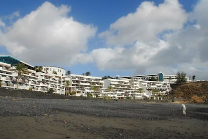 El hotel ilegal Papagayo Arena.