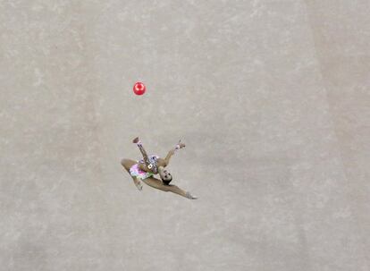 Un momento del ejercicio de pelota de la gimnasta japonesa Kaho MInagawa durante los Juegos Asiáticos en Incheon, Corea del Sur.