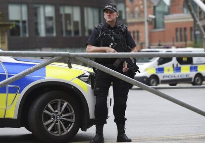 Un policía británico monta guardia en las calles de Manchester.