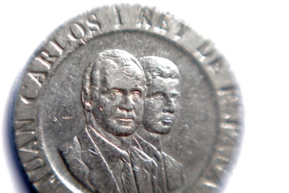 Moneda de 200 pesetas con la cara de Juan Carlos I y Felipe VI.