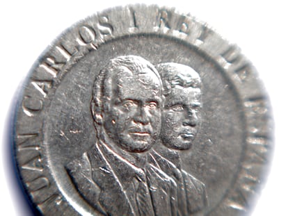 Moneda de 200 pesetas con la cara de Juan Carlos I y Felipe VI.
