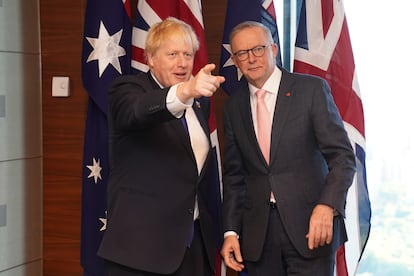 El primer ministro británico, Boris Johnson (izquierda), junto al primer ministro australiano, Anthony Albanese, durante un encuentro este miércoles en Madrid. 