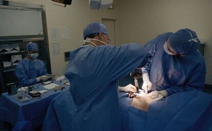 La obtenci&oacute;n de c&eacute;lulas para trasplante implica perforar el hueso de la cadera, un procedimiento doloroso.