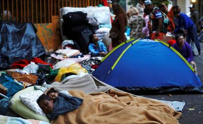 Famílias que viviam no prédio que foi abaixo no Largo do Paissandu, em São Paulo.