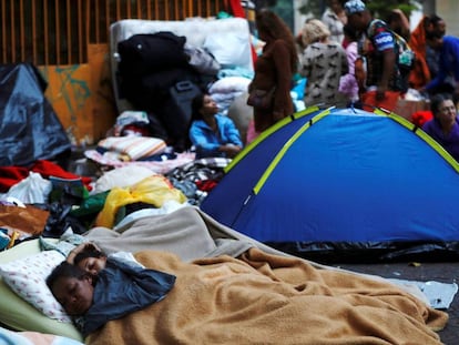 Famílias que viviam no prédio que foi abaixo no Largo do Paissandu, em São Paulo.