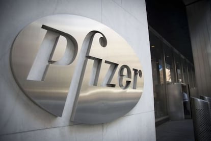 Logo de Pfizer en su sede, en Nueva York, en una imagen de 2014.
