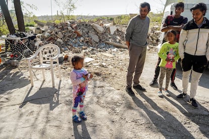 Naiara, de tres años, junto a algunos familiares delante de la chabola en la que vivió su bisabuelo y que ellos mismos derribaron cuando él murió.