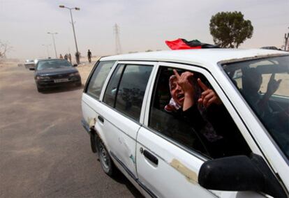 Civiles libios huyen de Ajdabiya hacia Bengasi, después de los últimos bombardeos de las tropas de Gadafi.
