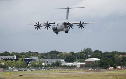 Vista de un Airbus A400M durante la Feria Aeronáutica de Farnborough en Londres.