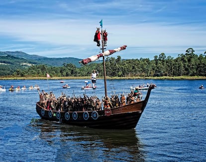 Romería vikinga de Catoira (Pontevedra). 3 de agosto.
Los vecinos de Catoira han hecho de la conmemoración de los desembarcos vikingos en Galicia durante los siglos IX y X una romería a orillas del río Ulla, en las Torres de Oeste. Música folclórica, gastronomía —los mejillones, el pulpo y el vino del Ulla no pueden faltar—, verbena y mercado medieval. Antes habrá una semana de teatro, conciertos y actividades culturales varias, como tributo a los orígenes del festejo: en 1960, los intelectuales del Ateneo de Ullán organizaron por primera vez un acto rememorando los desembarcos en las tierras del Ulla. Aquella reunión de amigos fue creciendo tanto que, en 1989, el gobierno local tomó las riendas. En 2002 fue declarada Fiesta de Interés Turístico Internacional. Catoira ha establecido lazos de hermandad con la villa de Frederikssund, en Dinamarca, y con la asociación Ardglass Vikings, de Irlanda del Norte.