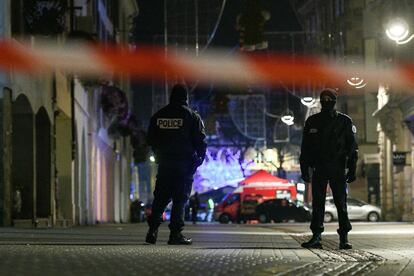 Una pareja de la policía patrulla la calle Grandes Arcades de Estrasburgo, este martes por la noche.