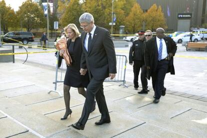 El primer ministro, Stephen Harper, y su esposa, se dirigen a hacer una ofrenda floral en el monumento a los caídos, en Ottawa.