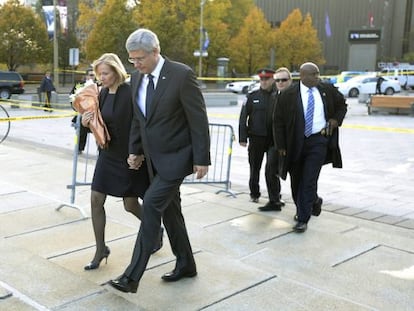 El primer ministro, Stephen Harper, y su esposa, se dirigen a hacer una ofrenda floral en el monumento a los ca&iacute;dos, en Ottawa.