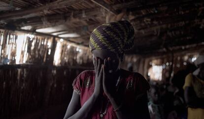 Una mujer reza en una iglesia en el centro de protección de civiles de Bentiu, Sudán del Sur, en 2018.