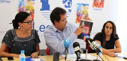 El alcalde de Leganés, Jesús Gómez Ruiz, explica en rueda de prensa la rescisión del contrato a la empresa de La Cubierta.