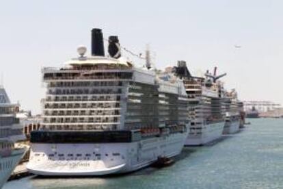 En la imagen, varios barcos de crucero en el puerto de Barcelona. EFE/Archivo