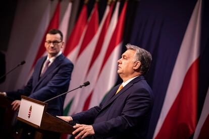 Viktor Orbán (al frente) y Mateusz Morawiecki, en rueda de prensa en Budapest tras reunirse este jueves.