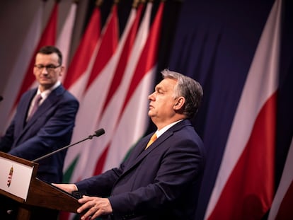 Viktor Orbán (al frente) y Mateusz Morawiecki, en rueda de prensa en Budapest tras reunirse este jueves.