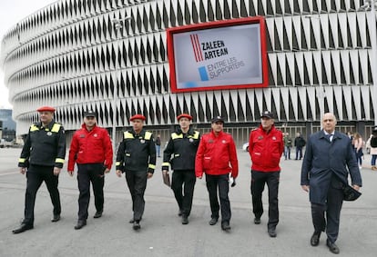 Agentes de seguridad en San Mamés.