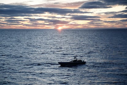 Buzos de la Armada de EE UU durante una operación frente a la costa de Baja California Sur, en diciembre de 2022.