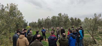 Varios agricultores escuchan a Francesc Font, responsable de The Regen Academy, en un foro celebrado en abril de 2022 en Ariño (Teruel).