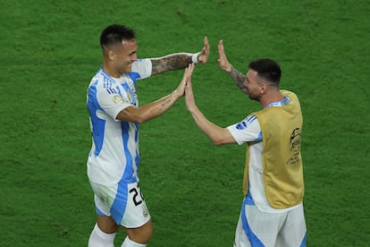 Lautaro Martínez celebra con Lionel Messi el gol que le dio el triunfo a su selección.  