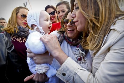 A Susana Díaz, candidata del PSOE a la presidenta de la Junta de Andalucia, también se le ha visto rodeada de bebés, sentada en el suelo de una guardería mientras jugaba con los niños o recibiendo los calurosos achuchones de sus votantes. En la foto la socialista, que además está embarazaba, le hace carantoñas a un bebé en La Algaba (Sevilla).